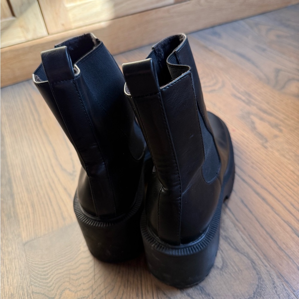 Barely used Mango Black Women's Ankle Boots in black leather. Size 40 or 9 US. - Picture 4 of 5